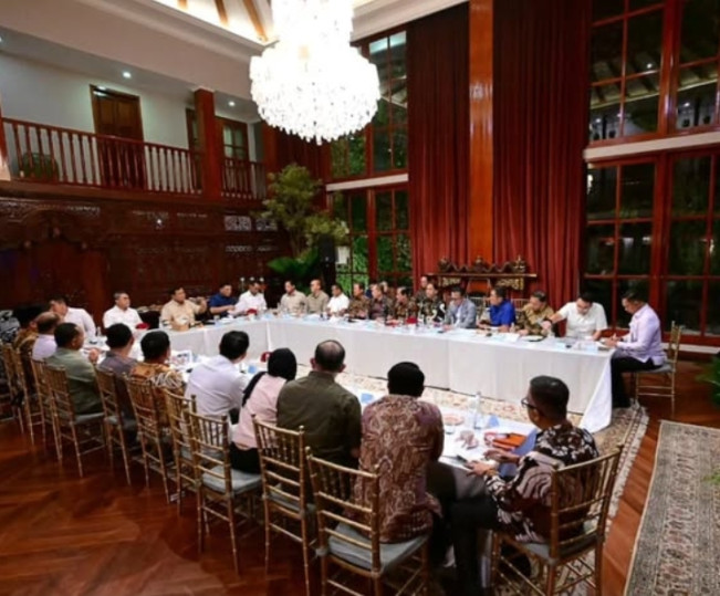 Prabowo saat menggelar rapat evaluasi dan pembahasan program strategis lainnya bersama sejumlah menteri. [Instagram]